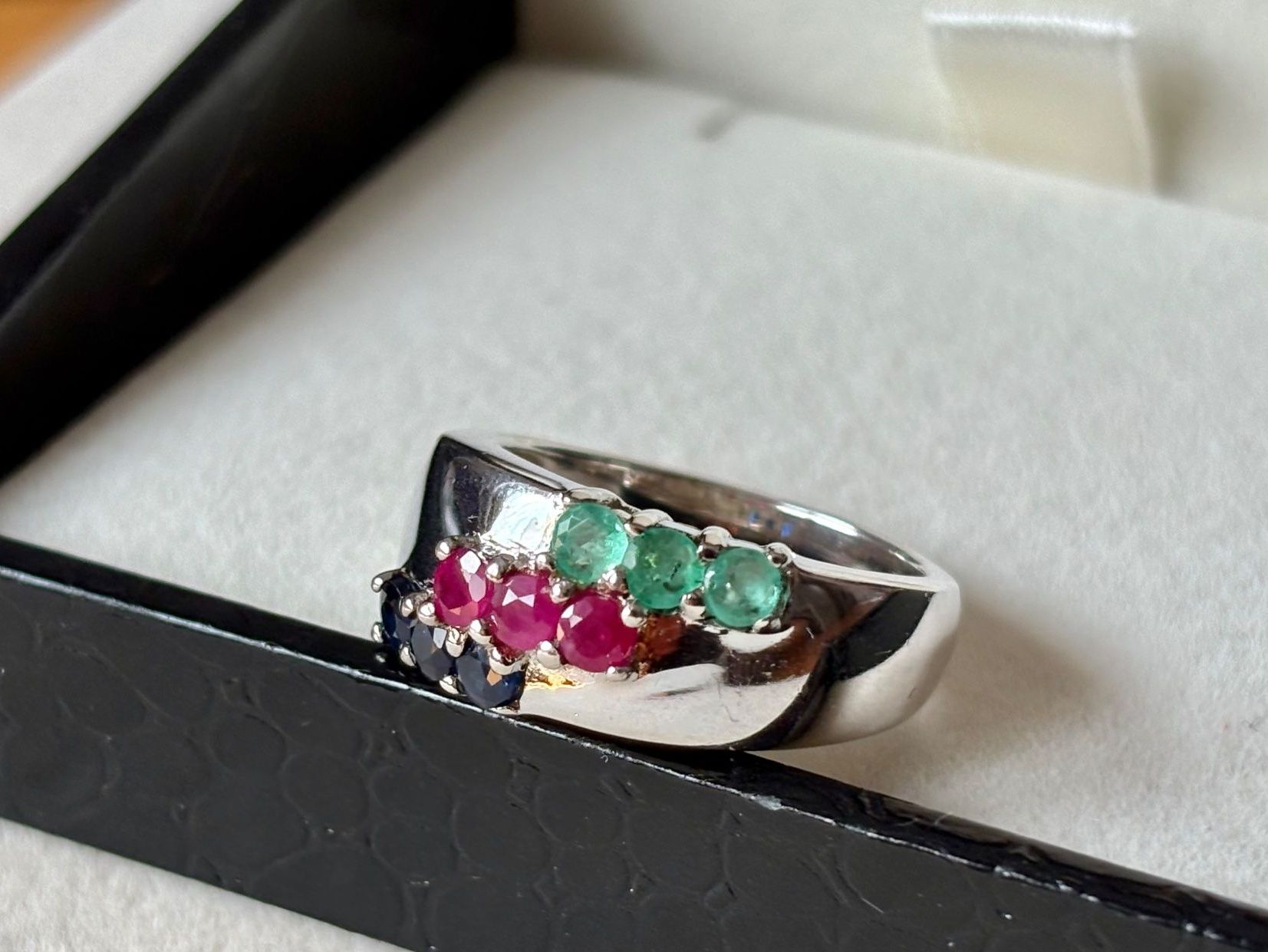 Anelli: Ring Trilogie Rubin, Smaragd, Saphir, S925, Gr. 57, NEU – Nuovo (secondo la descrizione) da Brugg AG venduto da lau_9rvy 3