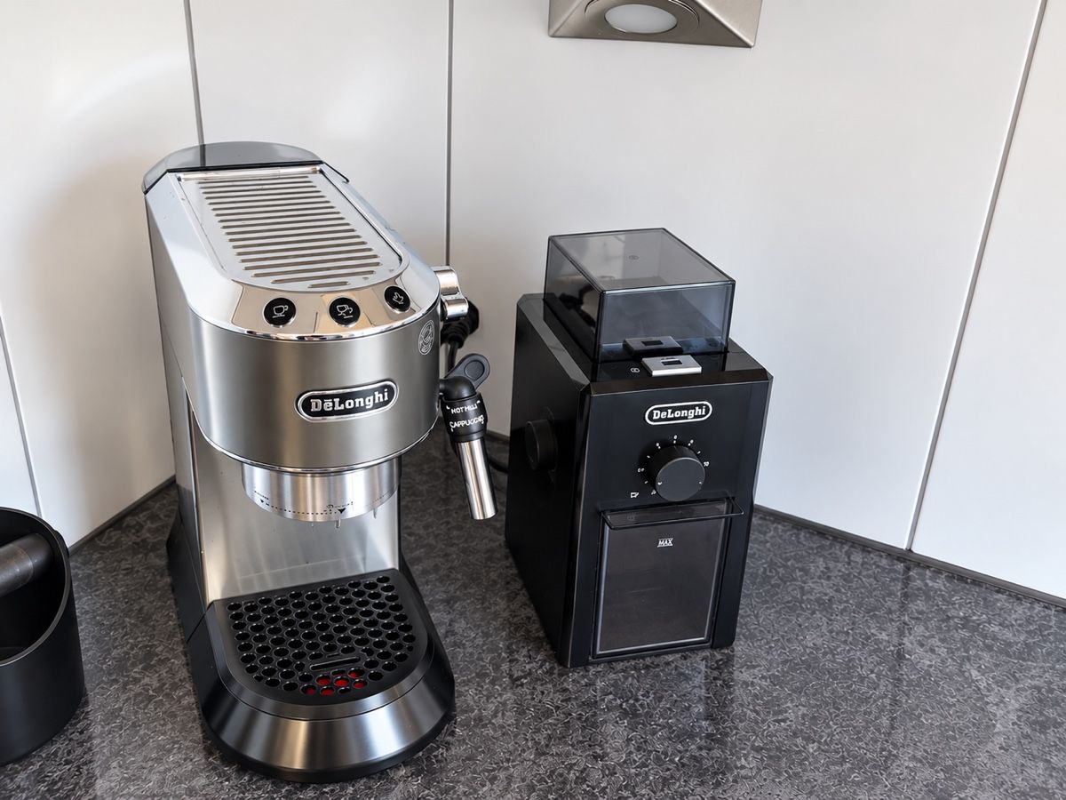 De'Longhi Macchine per caffè & Macchine per espresso: DeLonghi Dedica Kaffeemaschine – Usato da Rotkreuz venduto da NicLep
