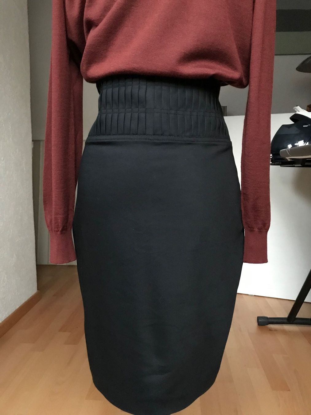 Sarah Pacini Gonne: Jupe noire taille 36 Sarah Pacini – Usato da Basel venduto da Maria-Alexa 2