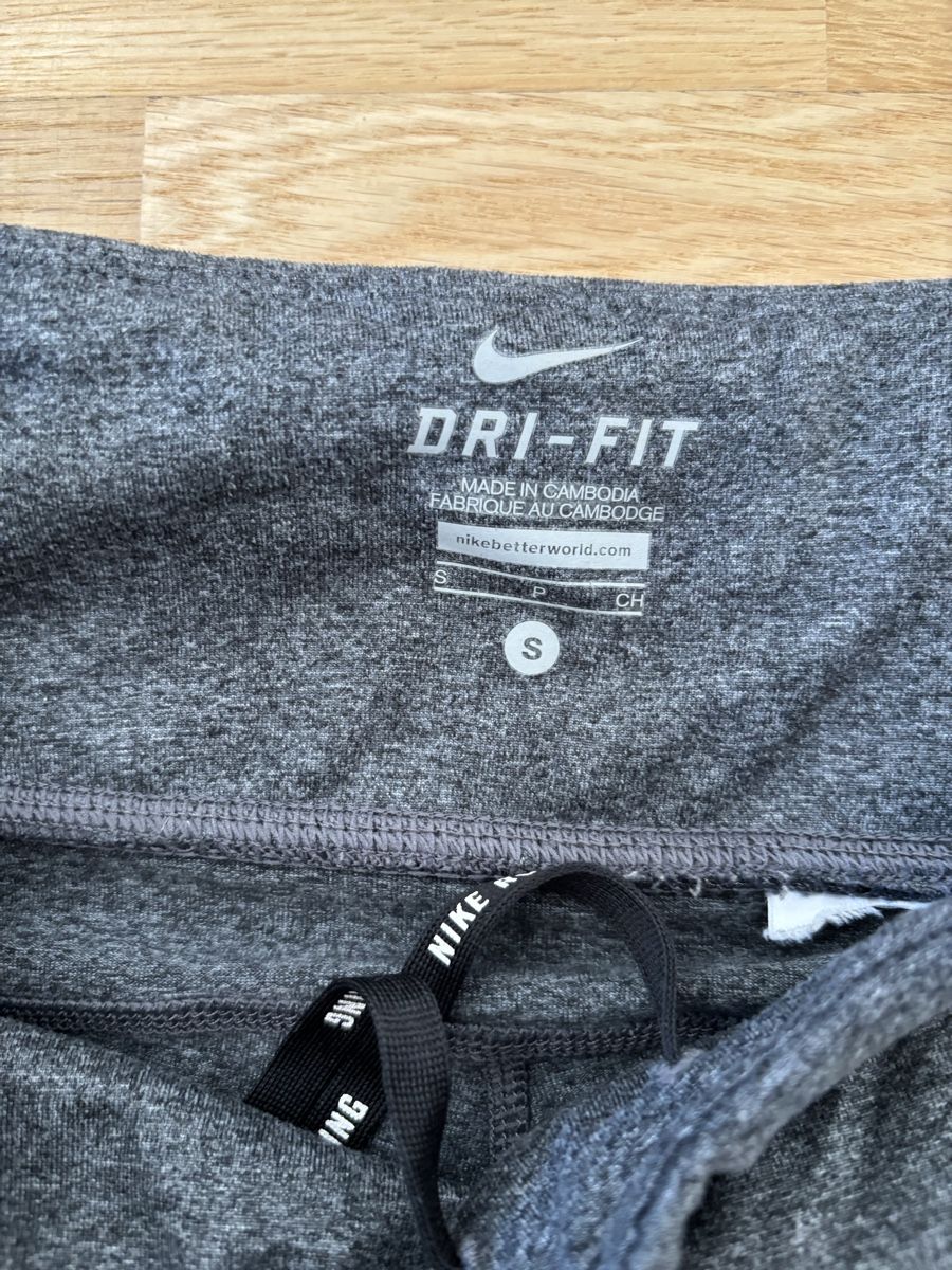 Nike Leggings: Leggings Nike Dri Fit grau S – Usato da Fribourg venduto da dafral 2