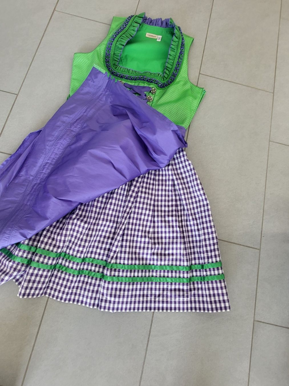 Costumi: Dirndl gr. 42 44 top Zustand – Usato da Boswil venduto da i12i 2