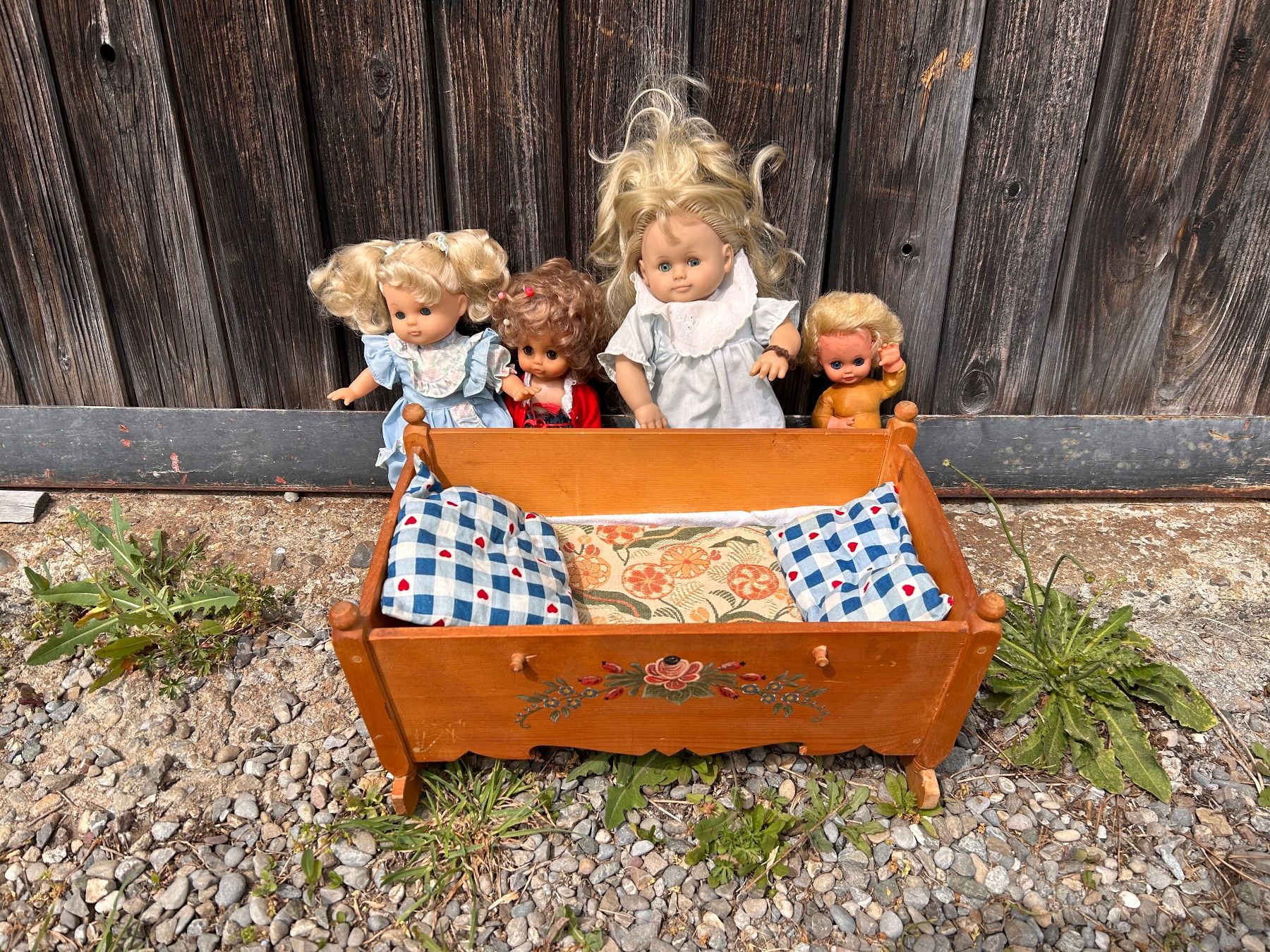 Giocattoli: Bunt Bemahlte Wiege mit 4 Puppen – Usato da Aristau venduto da WalterM06