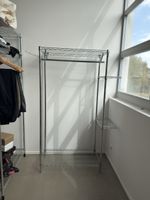 Kleiderständer aus Stahl mit Regalen