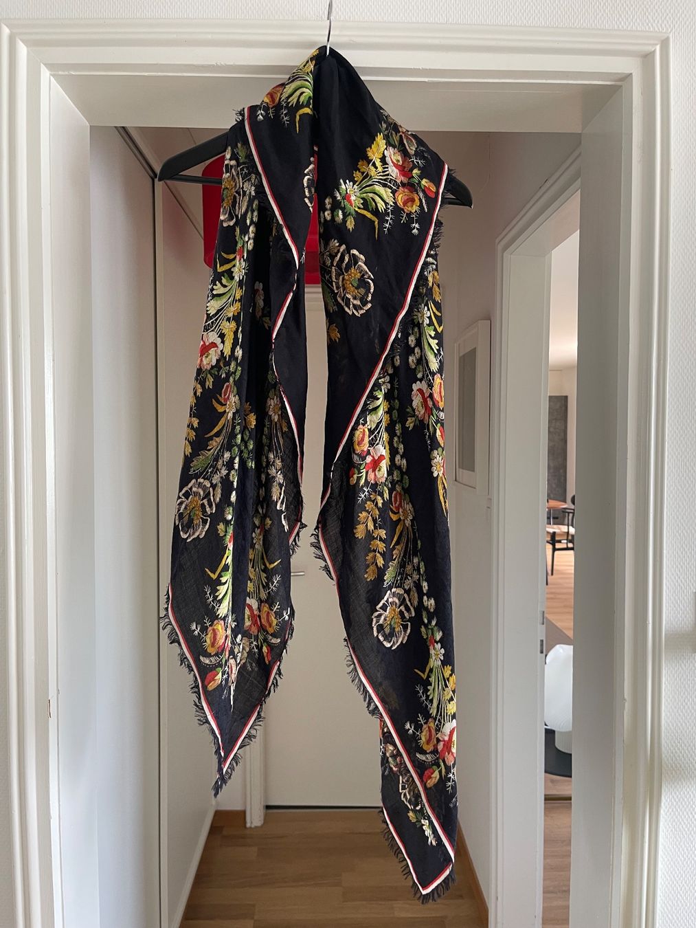 Louis Vuitton Foulard & Sciarpe: Louis Vuitton Seidenschal, Blumenmuster – Usato da Horgen venduto da Sol-verde