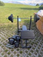 Hantelbank mit Gewichten, Fitnesstraining für Zuhause