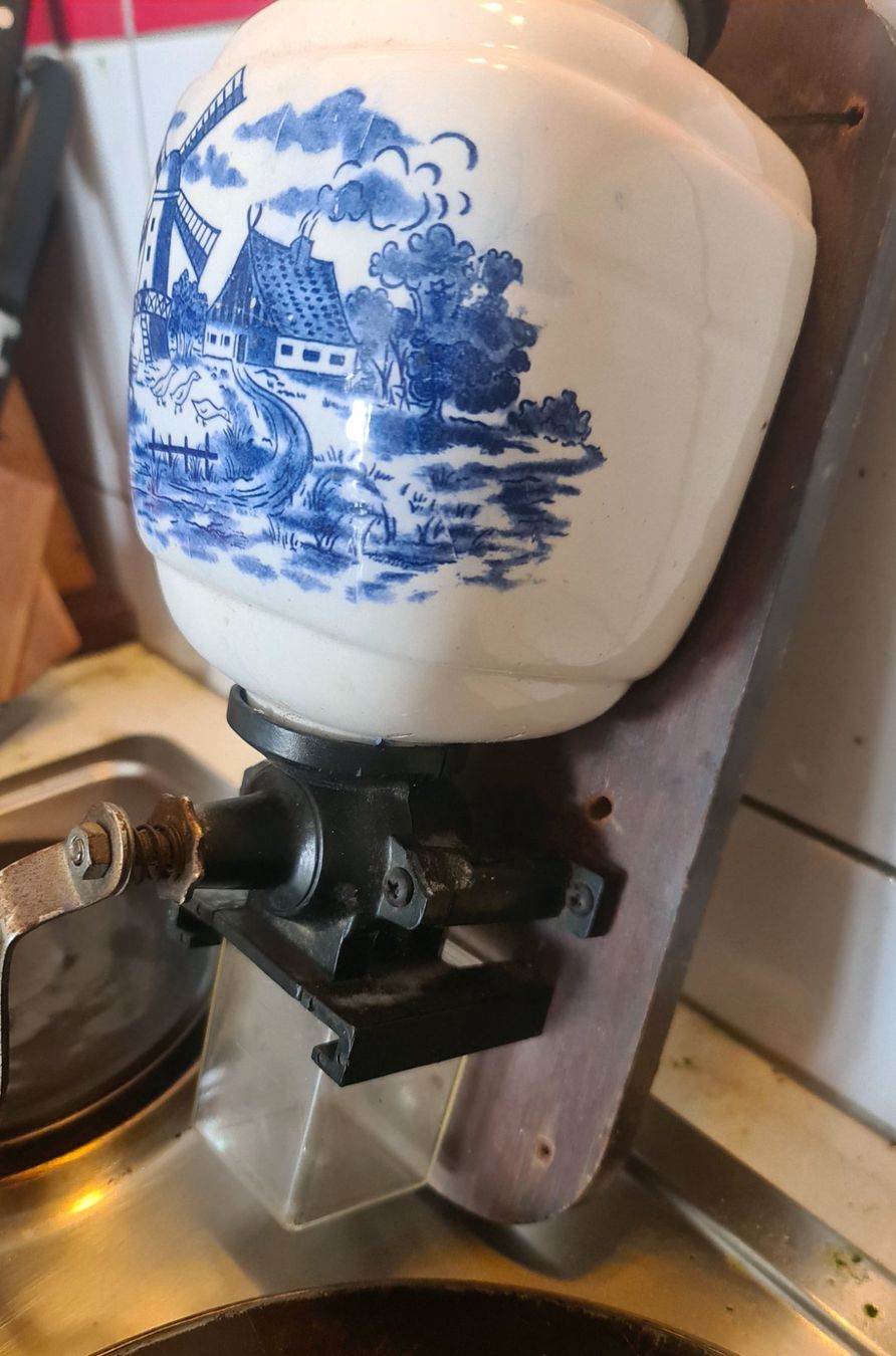 Cucine complete: Antiquité moulin à café – Usato da Perroy venduto da Rosette43 1