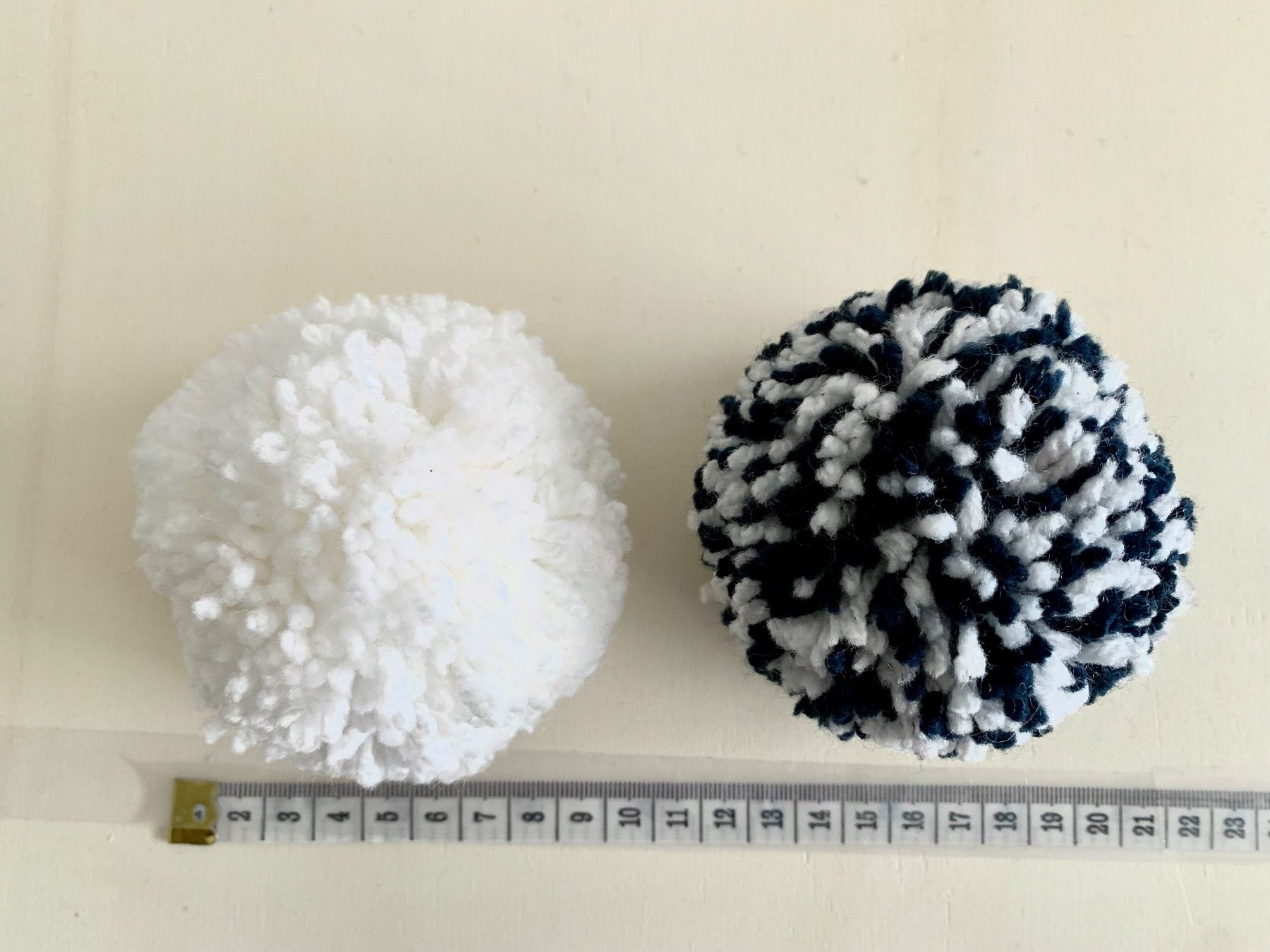 Altro abbigliamento per bambino: Kappe 3 in 1 mit oder ohne Bommel tragbar, Handarbeit – Nuovo e nell'imballaggio originale da Emmenbrücke venduto da swissmade-miracles 6