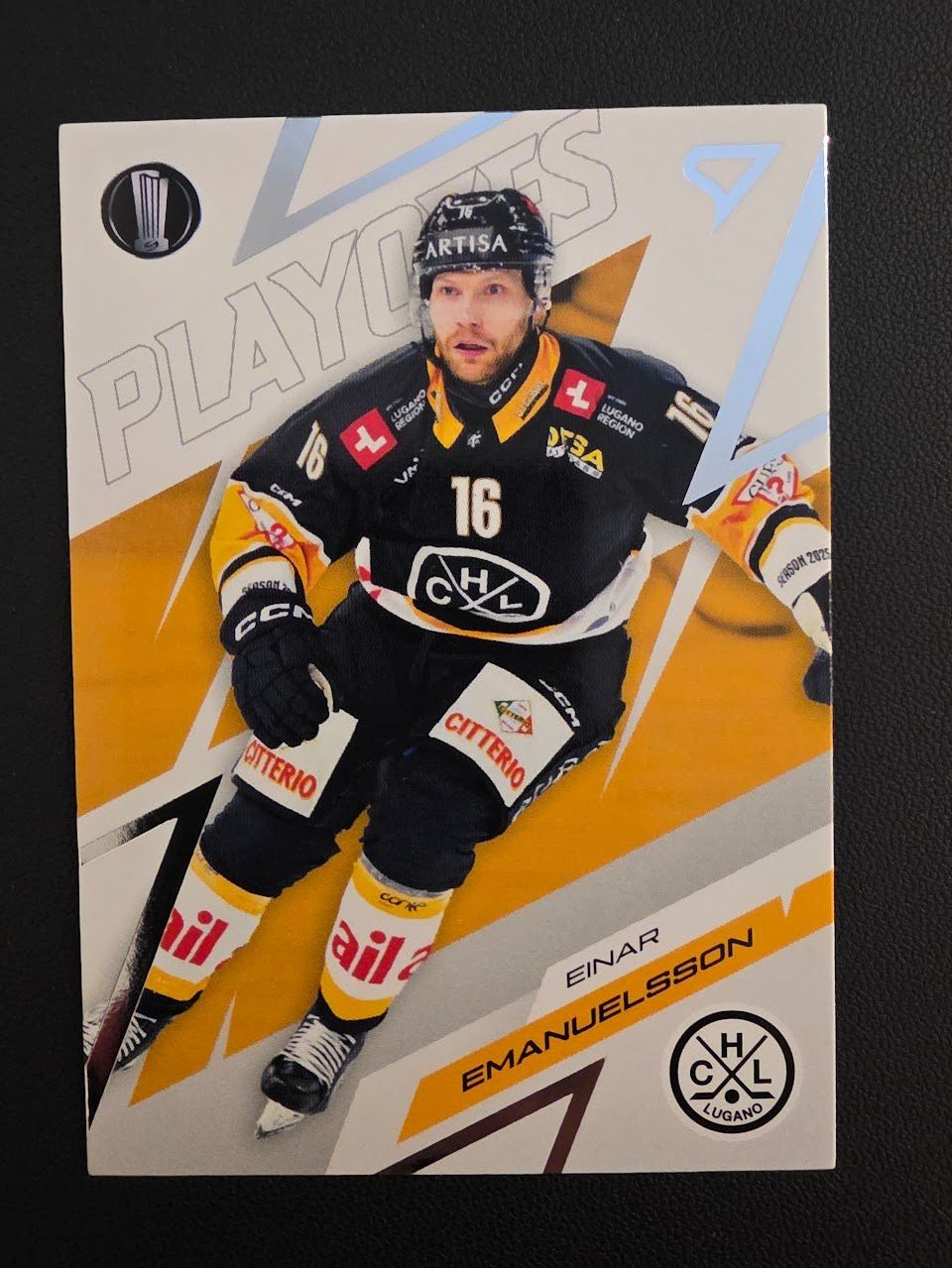 Sportzoo Carte collezionabili: 2025/26 HC Lugano Einar Emanuelsson Playoffs – Usato da Bauma venduto da Yotanke
