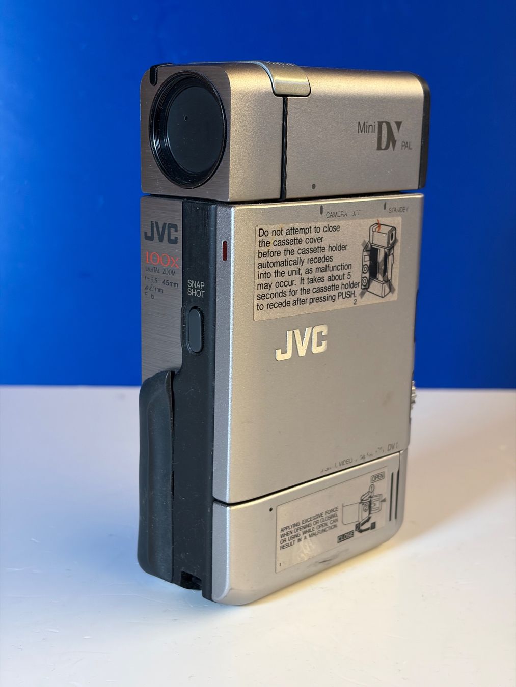 JVC Videocamere: JVC GR-DV1, 1996 – Usato da Chur venduto da irog2021