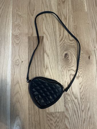 Schwarze Umhängetasche in Herzform, neuwertig, Accessorize