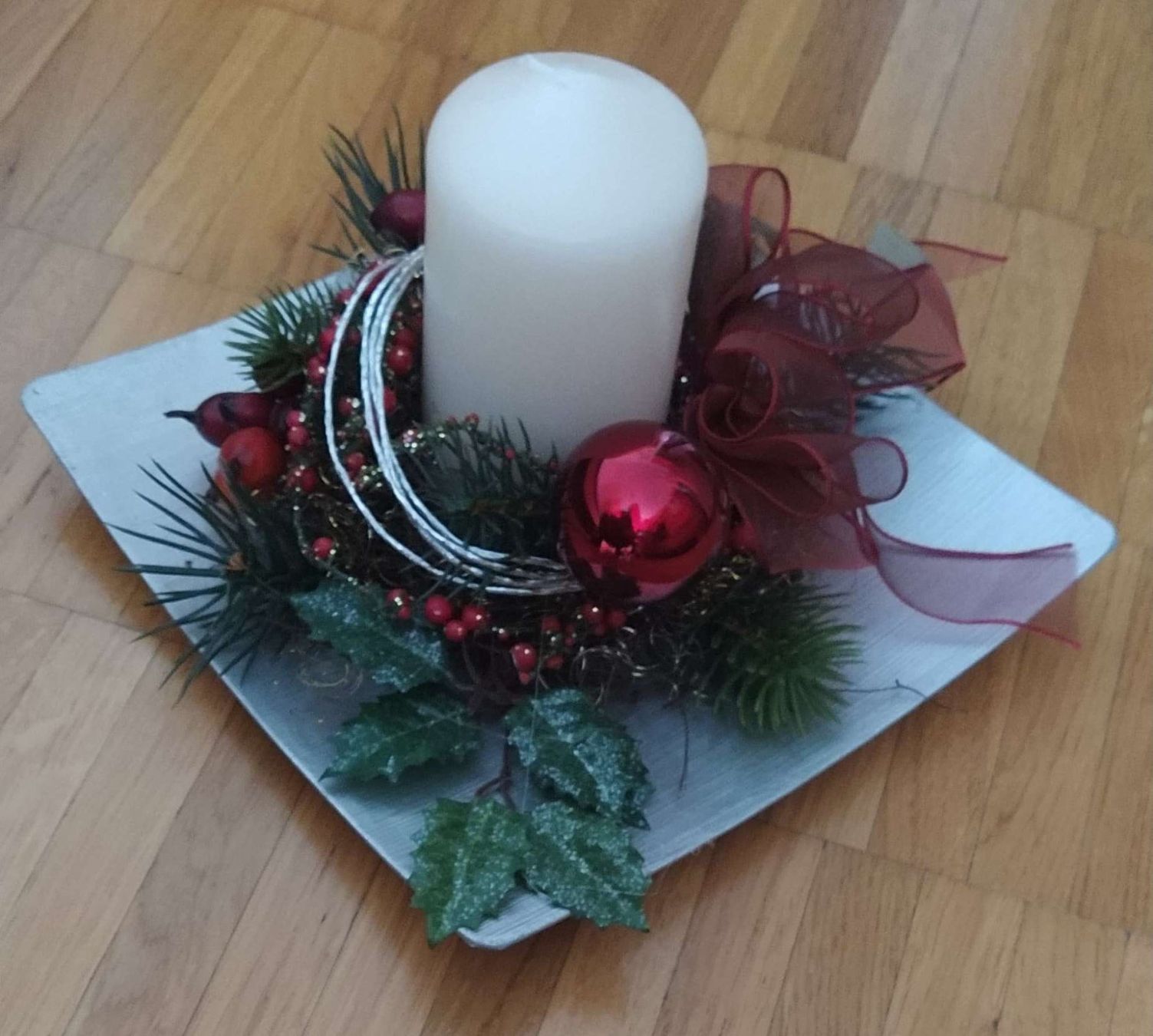 Festlicher Adventskranz im Teller mit Kerze - 20 x 20 cm