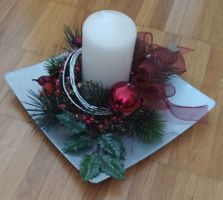 Festlicher Adventskranz im Teller mit Kerze - 20 x 20 cm -