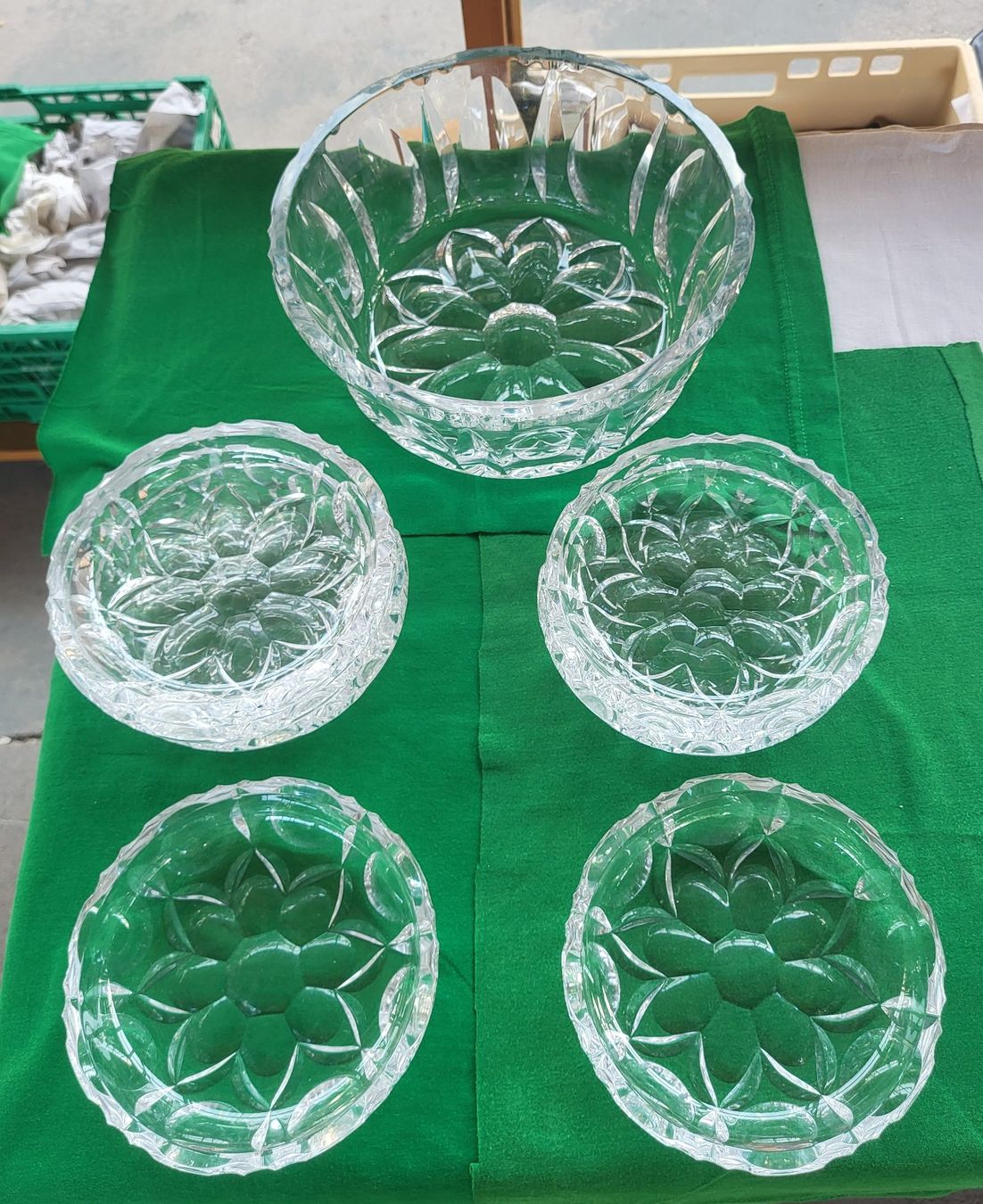 Ciotole: Schwere Bleikristallschale Blumenmuster – Usato da Diessenhofen venduto da Osio