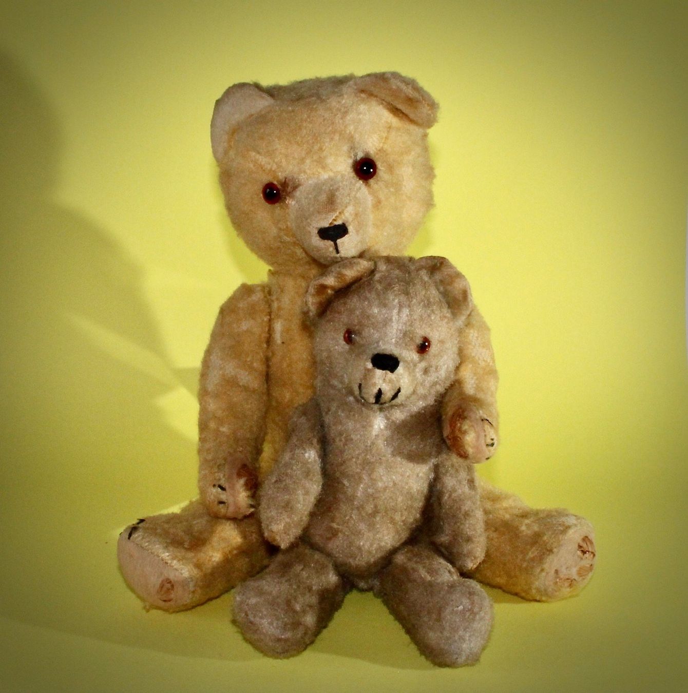 Bambole: ZWEI ALTE , STARK BESPIELTEN TEDDYBÄREN. – Usato da Grandcour venduto da Flowerstyle