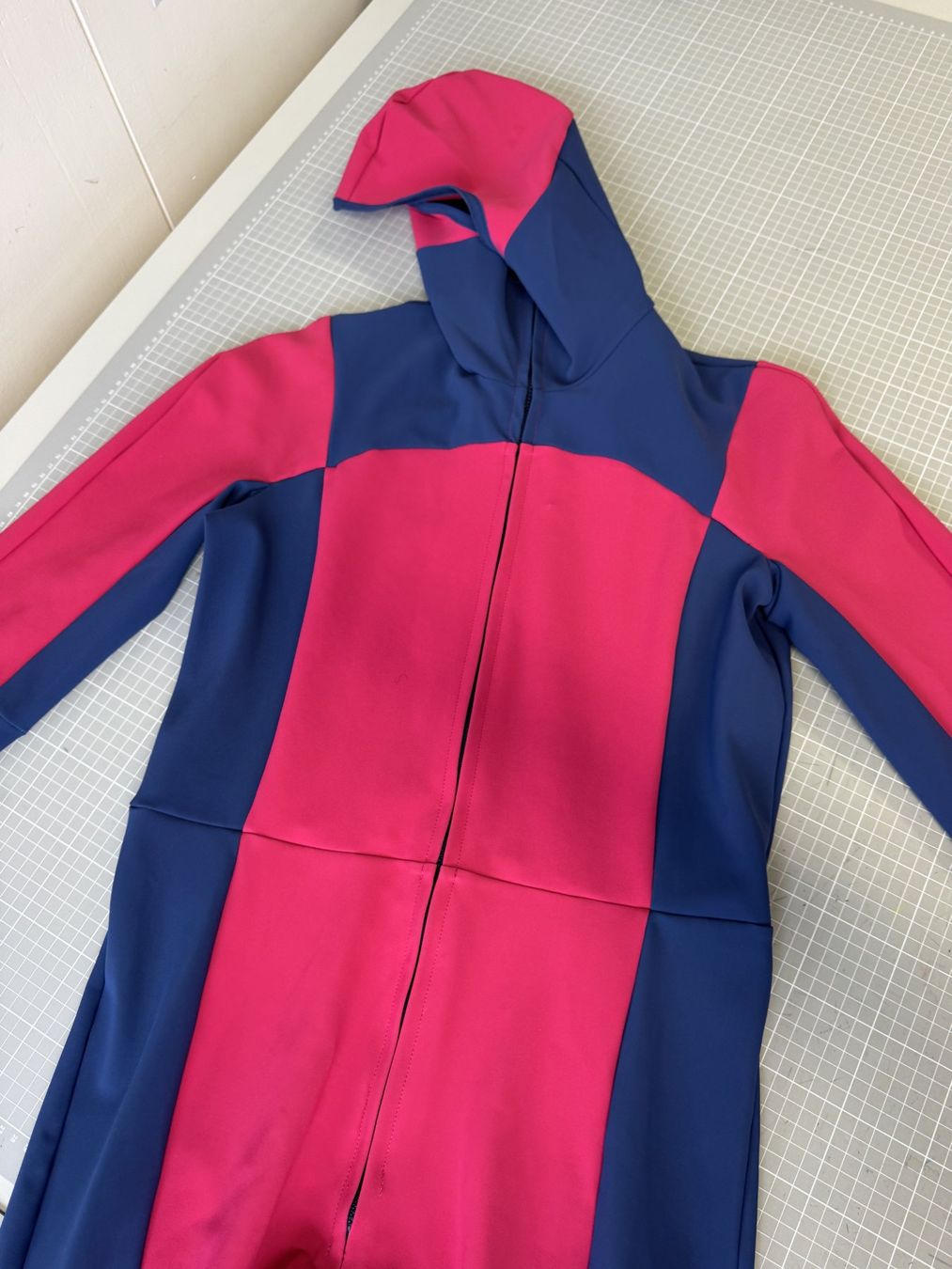 Jumpsuits: Pink-Blauer Neoprenanzug mit Kapuze – Gebraucht aus Thun von Thunerseespiele_FBM 6