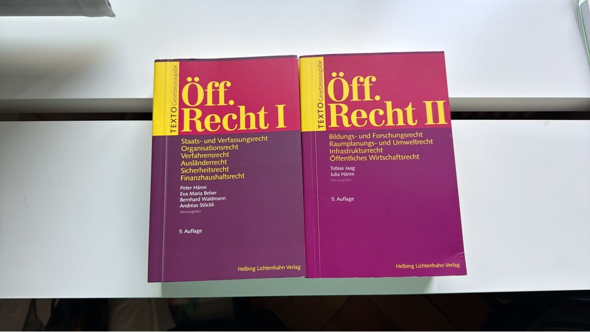 Libri: "Öff. Recht I" et "Öff. Recht II" – Usato da Yverdon-les-Bains venduto da p-aj29