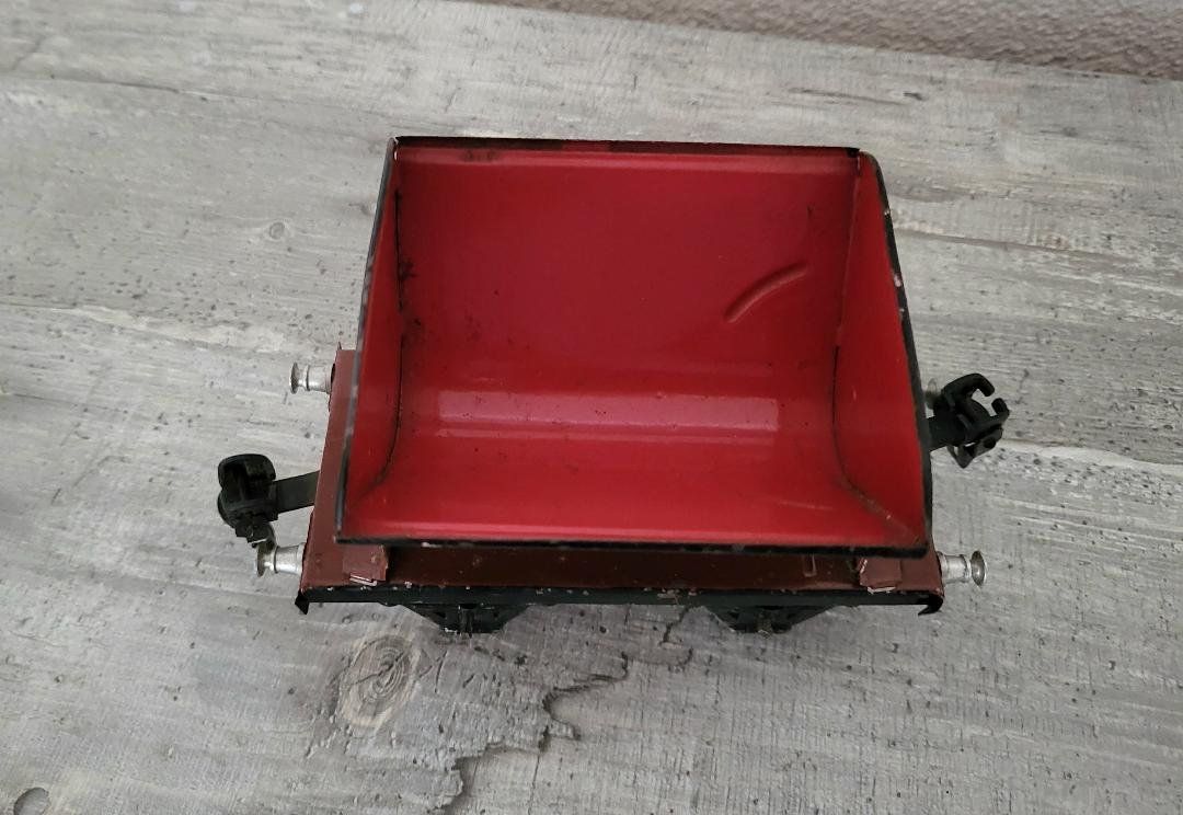 Märklin Modelleisenbahnen: Märklin Spur 0 Güterwagen 1972/0 Kipplore rot – Gebraucht aus Dielsdorf von  2
