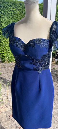 Elegantes, blaues Kleid mit Spitze - Grösse S