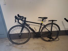 Vélo de course noir en carbone