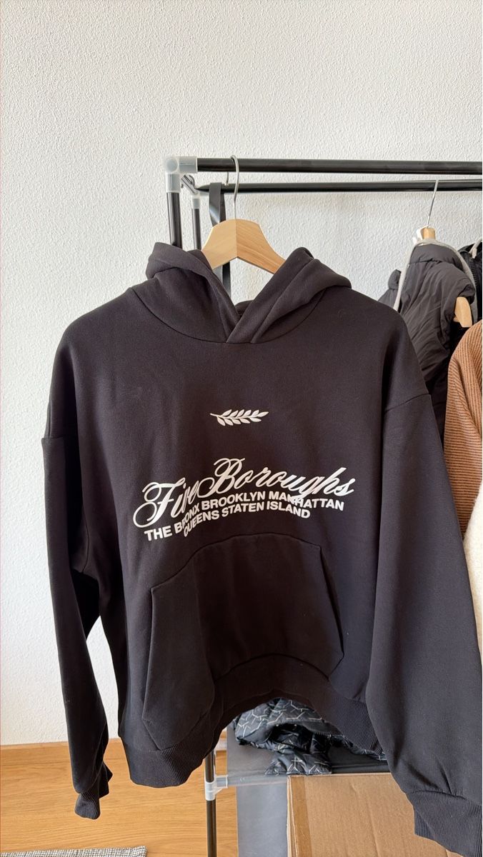 H&M Pullover & Sweatshirts: Kapuzenpullover schwarz  – Gebraucht aus Widnau von ale_c8w6
