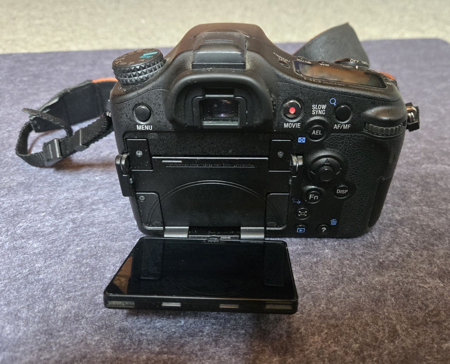 Sony Fotocamera: Lot Reflex Sony alpha 77 avec 1 objectif – Usato da Estavayer-le-Lac venduto da Clapsodi 2