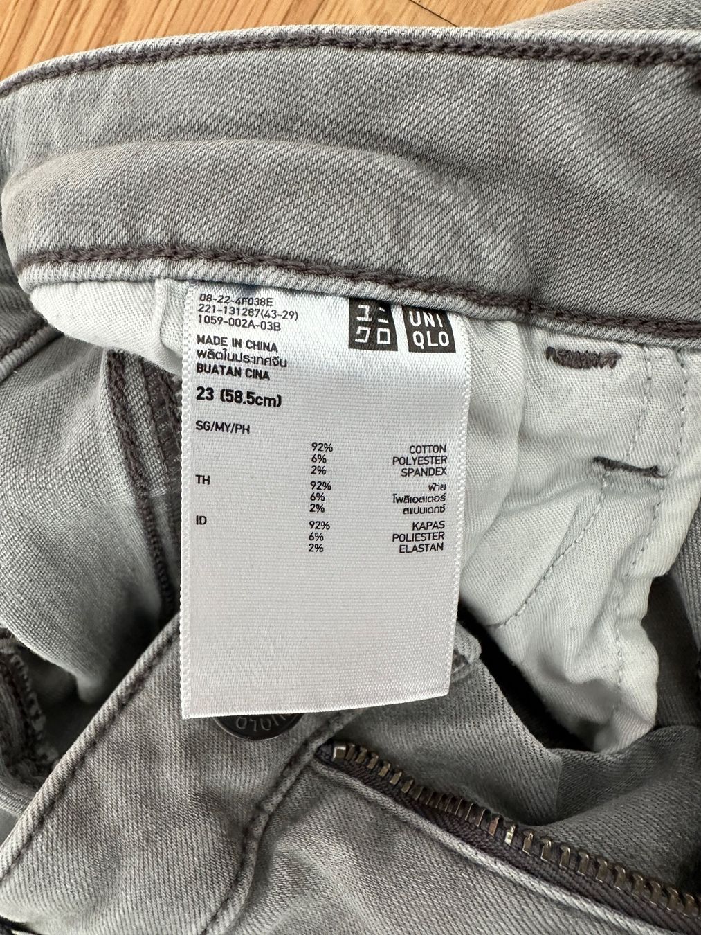 Uniqlo Jeans: Graue Skinny Jeans – Usato da Eglisau venduto da eye_w2qz 3