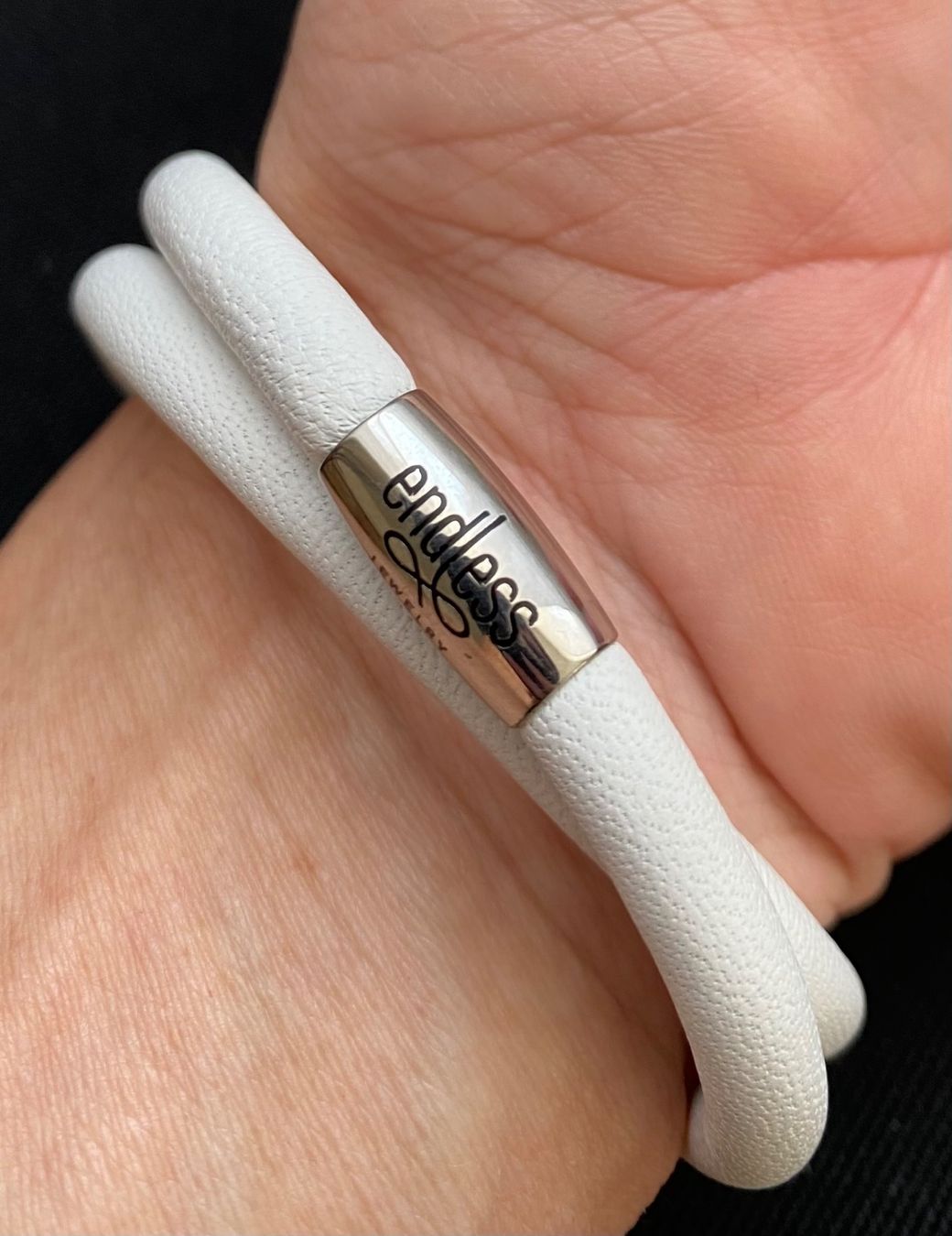 Bracciali & Braccialetti: Lederarmband 40cm, Verschluss magnetisch, weiss – Usato da Reichenburg venduto da Noxima 1