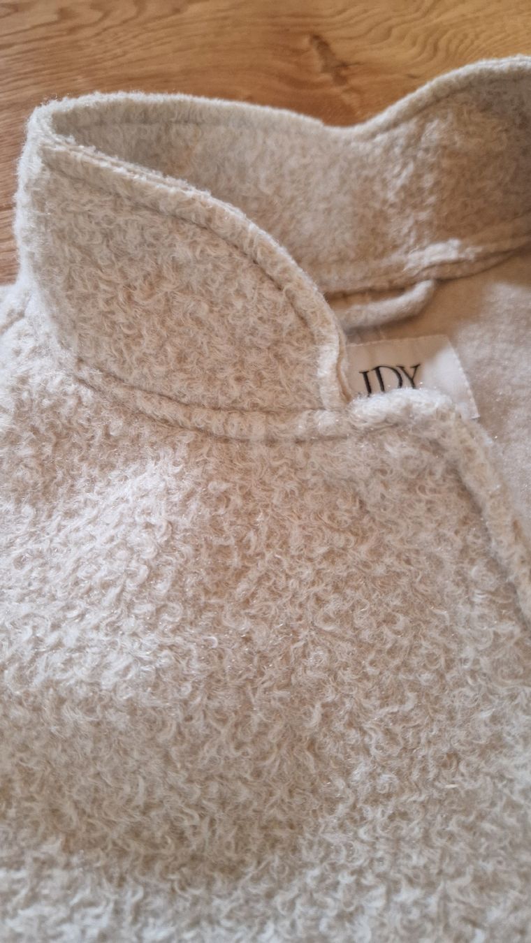 JDY Giacche: flauschige Oversize Jacke Gr. M beige – Usato da Filisur venduto da METchen 3