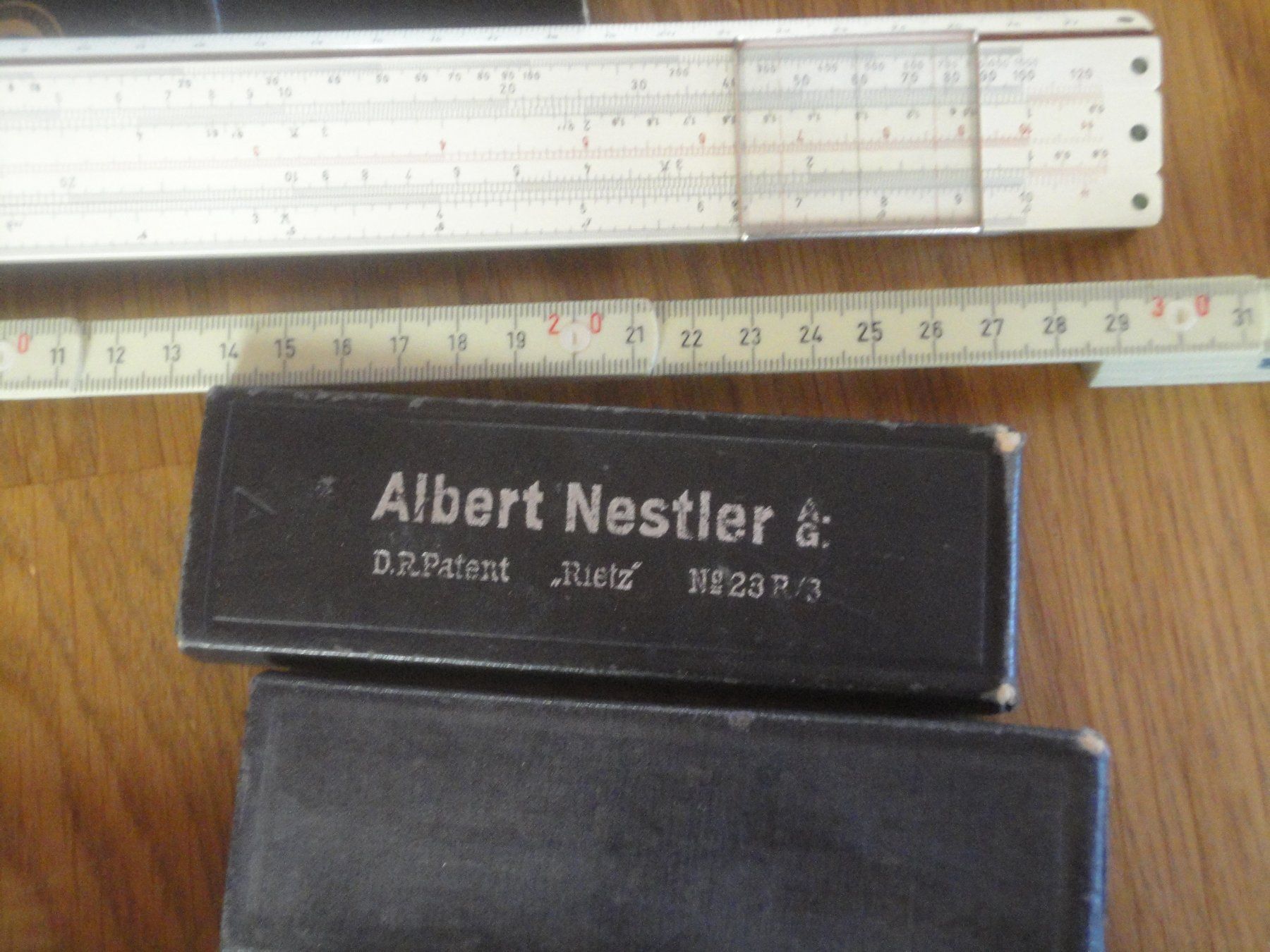Calculatrices: Zwei Rechenschieber Holz mit Etui – D'occasion à Gelterkinden par Gimbo2 5