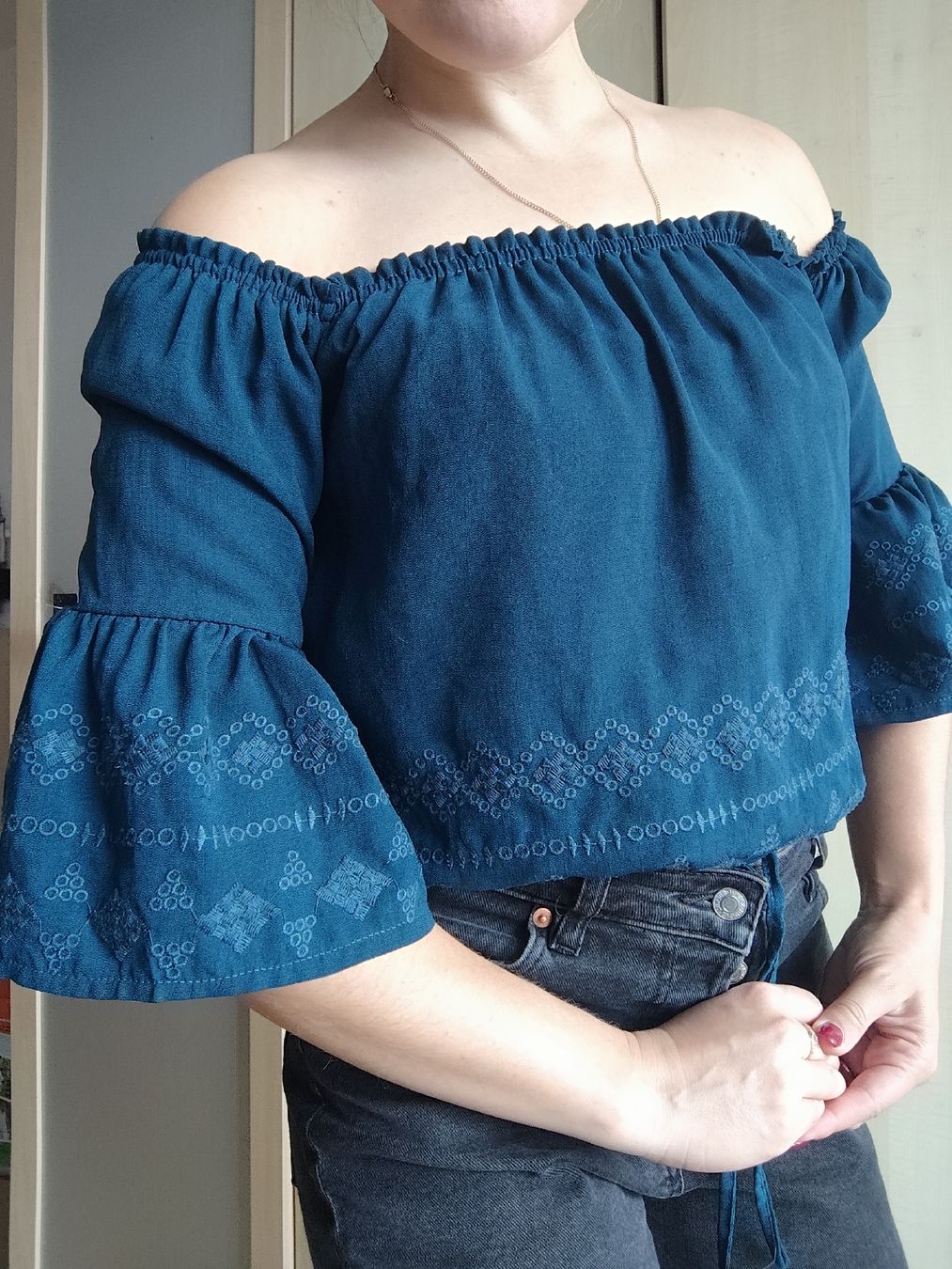 Tops: Boho Blue-Green Off-Shoulder Top with Embroidered Sleeves – Gebraucht aus Mägenwil von VintageGirly 1