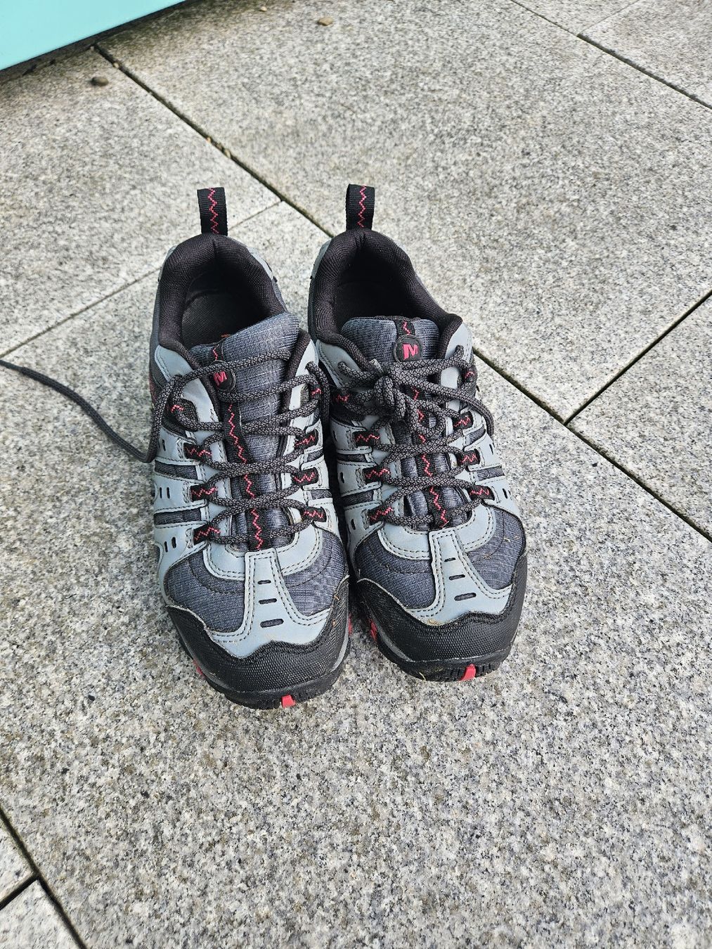 Merrell Scarpe da donna: Merrell Wanderschuhe Gore-Tex Grau Rot Damen Grösse 41 – Usato da Gibswil venduto da ninarella