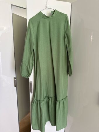Langes Kleid in Grün mit Stehkragen in gutem Zustand