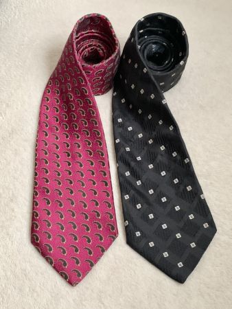 2 Seidenkrawatten von Cerruti 1881 in Aubergine und Schwarz