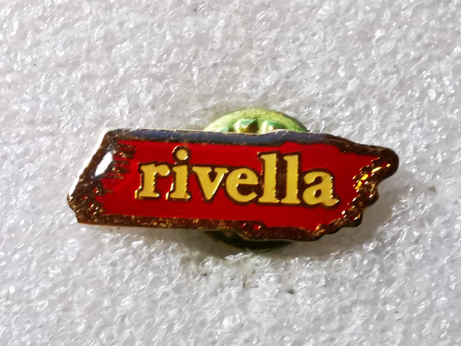 Placchette & Badge: Ansteckpin 122: Rivella – Usato da Oppligen venduto da Pin-Fall-Shop