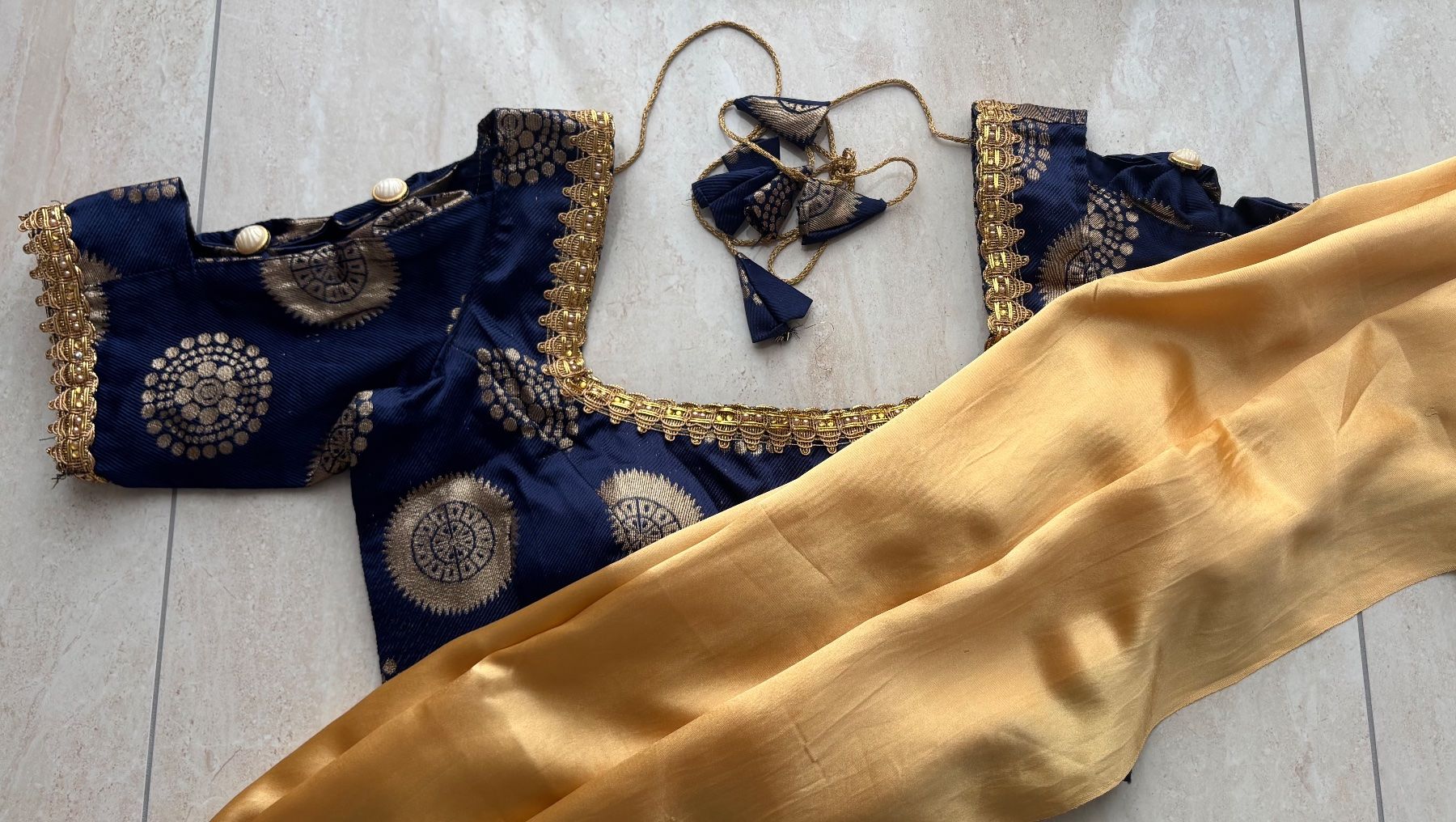 Vestiti: indischer/tamilischer Sari gold – Nuovo (secondo la descrizione) da Wichtrach venduto da Alyasahana
