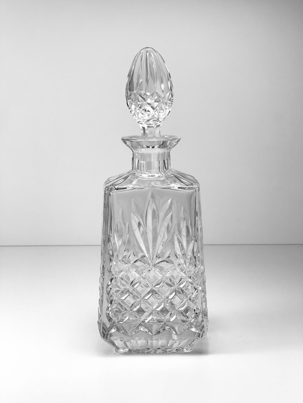 Caraffe: Elegante Kristallkaraffe/Whiskeykaraffe mit Glasstopfen – Usato da Zürich venduto da Arche_Brockenhaus