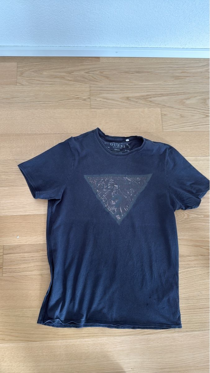 Guess T-Shirts: Guess Herren T-Shirt Grösse S – Gebraucht aus Ebikon von lop_jbb6