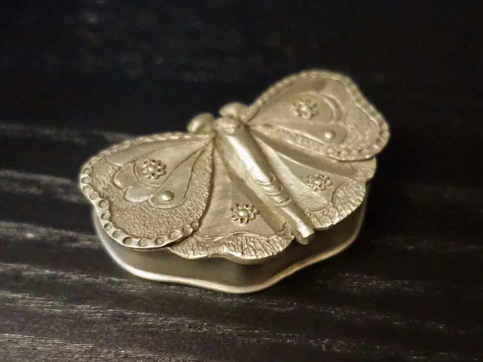 Contenitori & Simili: Zinndose / Dose / Schatuelle Schmetterling – Usato da Russikon venduto da Eulenfeder