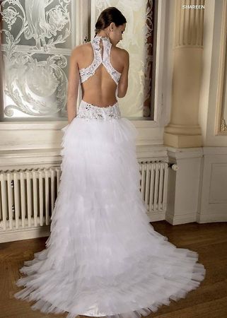 Neckholder Brautkleid mit Rüschen und kurzem Vorderteil