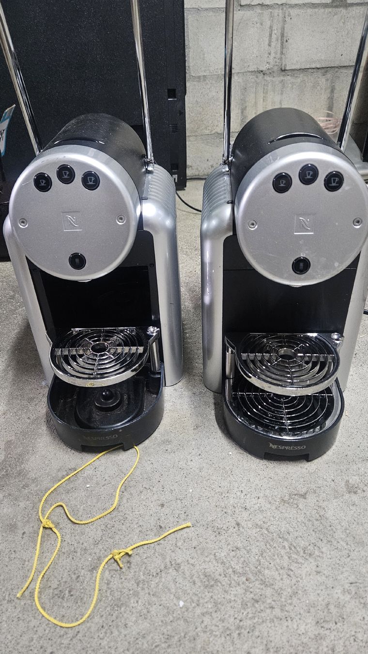 Nespresso Kaffeemaschinen & Espressomaschinen: Nespresso coffee machine silver 2 stk – Defekt aus Sachseln von laz_65cg