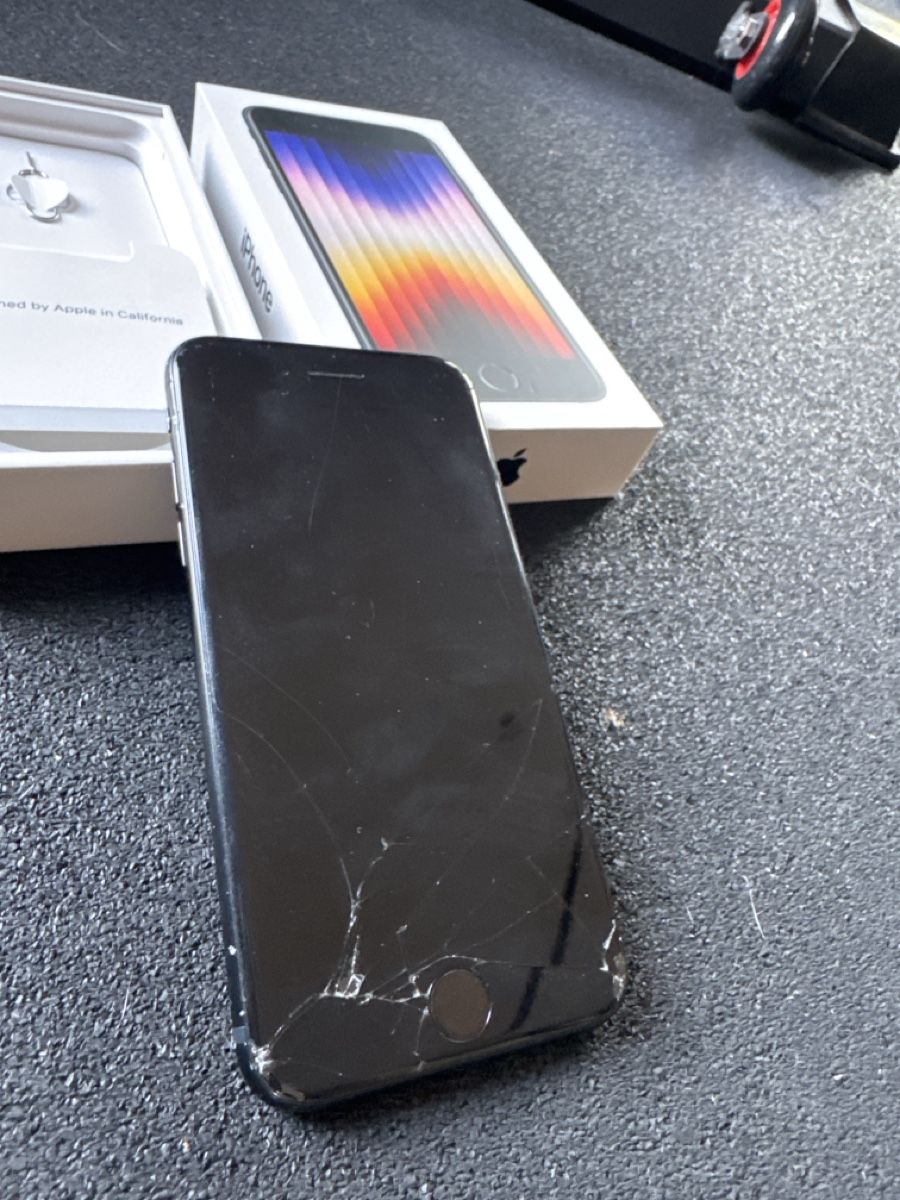 Apple Handys / Smartphones: iPhone SE (3rd gen) 128GB Midnight, endommagé – Gebraucht aus Pâquier-Montbarry von ada_w658 1