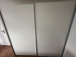 Kleiderschrank mit Schiebetüren weiß Wie neu 7 monate