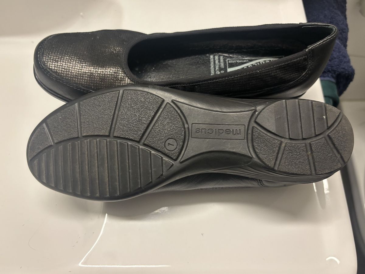 Scarpe da donna: Medicus Damenschuhe Gr. 40 schwarz bequem & elegant – Usato da Birmenstorf AG venduto da BMW.M5 2