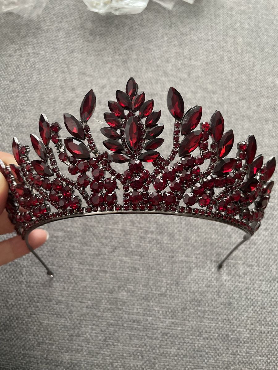 Accessoires pour cheveux: Rote Krone – D'occasion à Neuhausen par humacagman