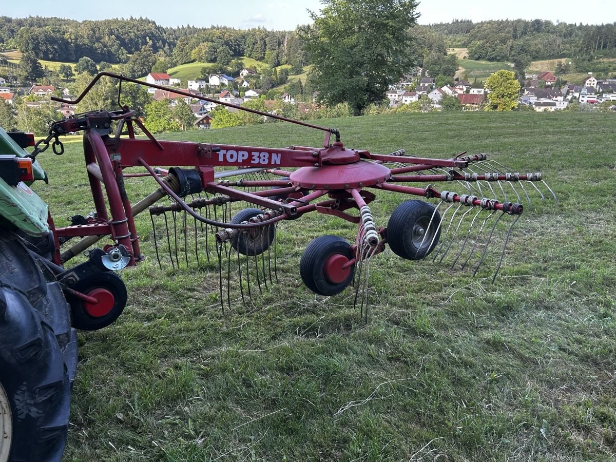 Pöttinger Raccolta foraggio grezzo: Kreiselschwader Pöttinger – Usato da Gretzenbach venduto da TeaRex 2