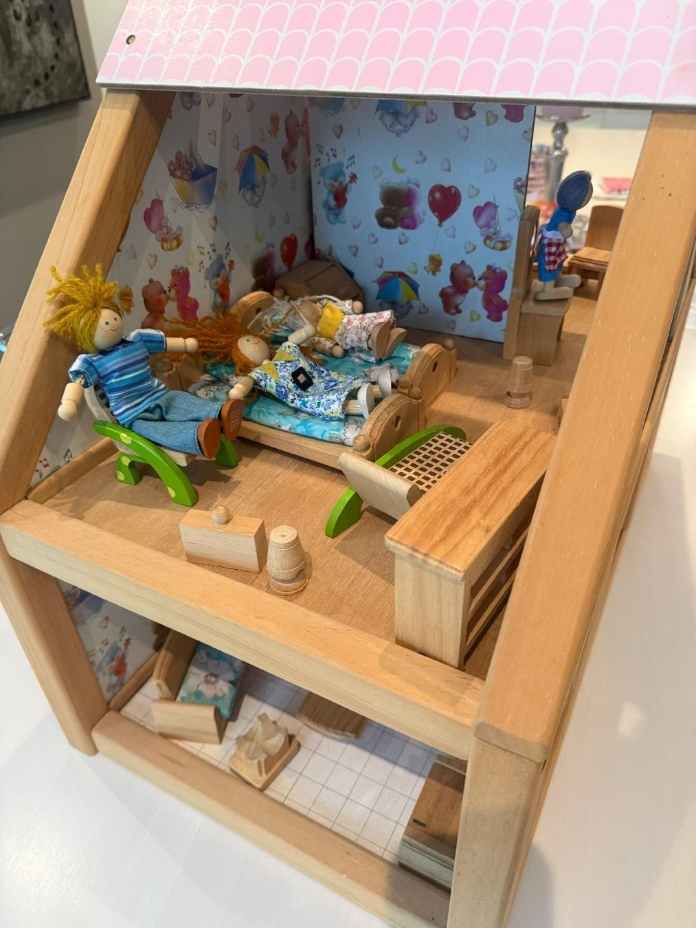 Case e mobili per bambole: Wunderschönes Holzpuppenhaus, komplett eingerichtet! – Usato da Meierskappel venduto da Nowe1 2