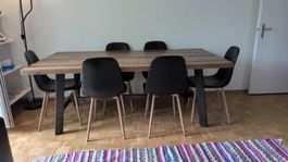 Table à manger en bois massif et 8chaises, comme neuf!