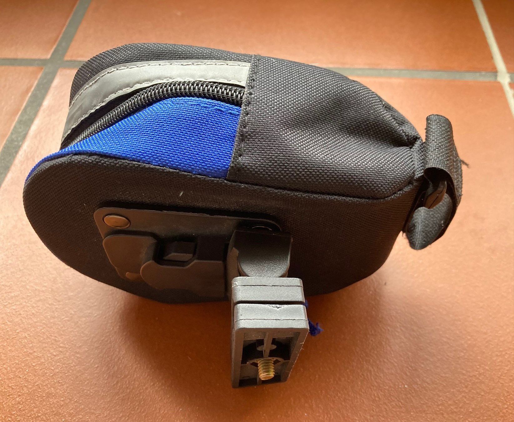 Pezzi di ricambio: Velo Satteltasche mit Flickzeug – Usato da Orselina venduto da Vrenegonde 1