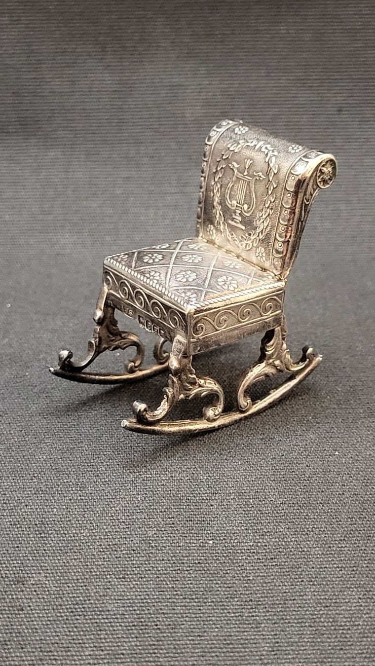 Statuette: MINIATUR-SCHAUKELSTUHL aus Silber "II" – Usato da Basel venduto da spinne02 3