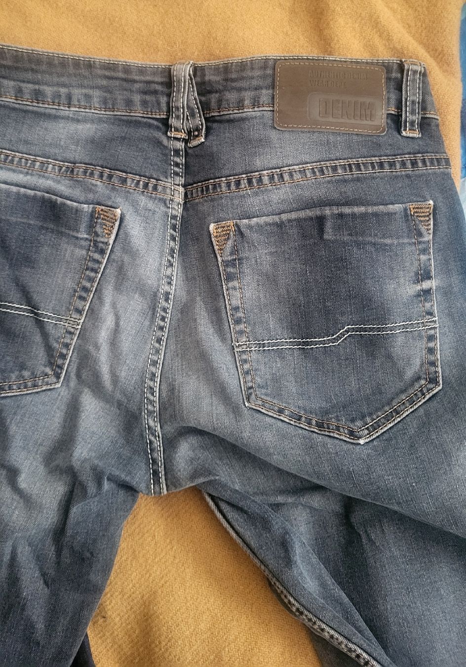 Jeans: Charles Vögele Jeans – Nuovo (secondo la descrizione) da Fehraltorf venduto da ann_wpr7